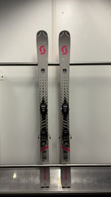 SCOTT SUPERGUIDE 88 W testovací dámské skialpové lyže + vázání Fritschi Vipec Evo 90 + pásy MONTANA Montamix 22/23 | 160 cm