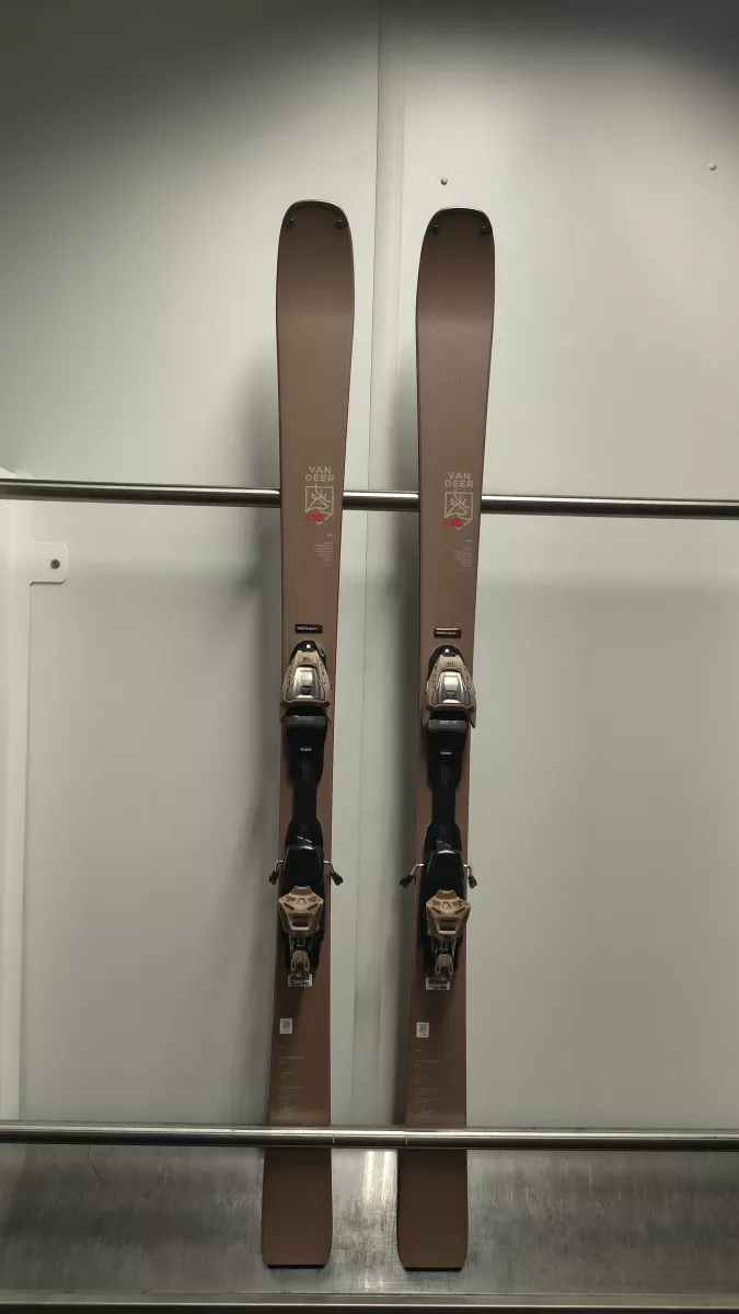VAN DEER H-POWER 89 testovací lyže set + vázání Marker Comp 13 25/26 Van Deer RedBull sports