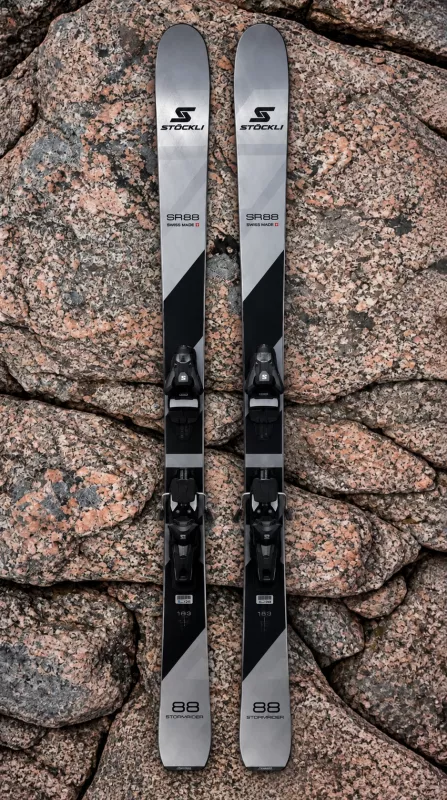 STÖCKLI STORMRIDER 88 testovací lyže set + vázání N Strive 13 black 23/24 Stöckli